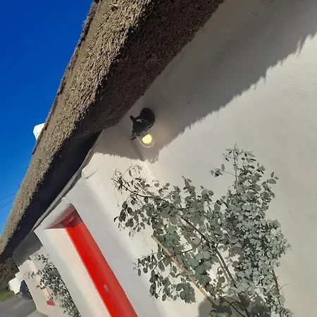 Luxury 300yr Old Irish Thatch Close To Sea بيت للعطل
